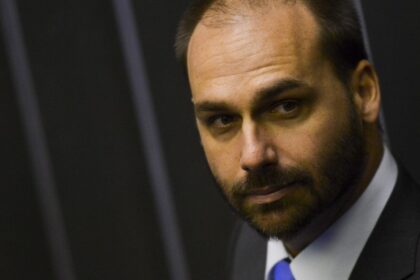 ministerio-da-justica-demite-eduardo-bolsonaro-por-abandono-de-cargo