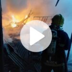 video:-incendio-destroi-deposito-de-telhas-ao-lado-de-casa-em-blumenau