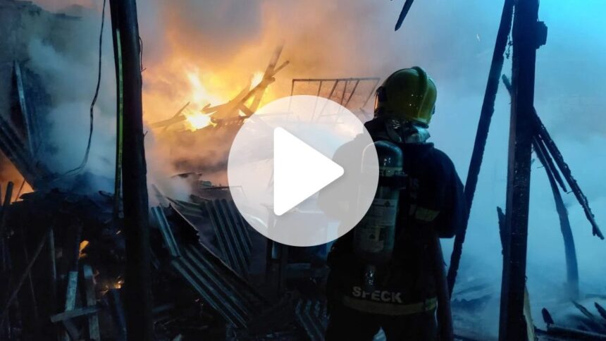 video:-incendio-destroi-deposito-de-telhas-ao-lado-de-casa-em-blumenau