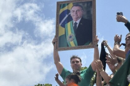 em-sao-luis,-flavio-bolsonaro-discursa-com-quadro-do-pai-e-desafia-tre:-vem-tomar!