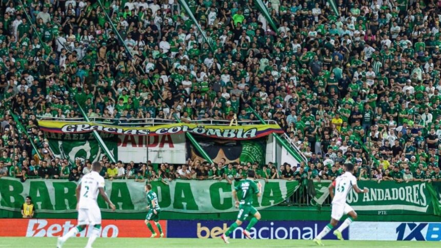 dez-anos-depois-da-tragedia,-chapecoense-e-atletico-nacional-se-reencontram-em-amistoso-que-celebra-amizade-construida-na-dor