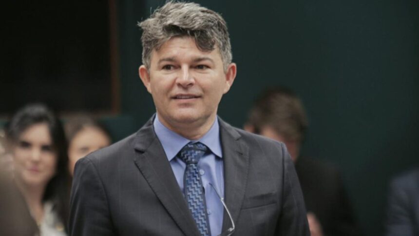 candidato-ao-senado-pelo-mato-grosso-diz-que-seu-eleitor-bebe-detergente-e-ora-por-alienigenas