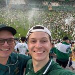 o-jogo-nos-aproxima:-ha-17-anos,-pai-e-filho-vao-juntos-ao-estadio-acompanhar-a-chapecoense,-em-uma-historia-que-atravessou-titulos-e-momentos-de-dor