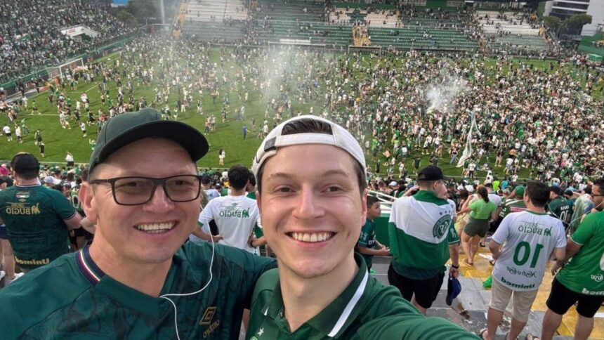 o-jogo-nos-aproxima:-ha-17-anos,-pai-e-filho-vao-juntos-ao-estadio-acompanhar-a-chapecoense,-em-uma-historia-que-atravessou-titulos-e-momentos-de-dor