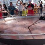 com-300-quilos,-maior-minestra-do-mundo-e-servida-em-sc-em-festa-que-celebra-emancipacao-de-cidade-com-17-mil-habitantes